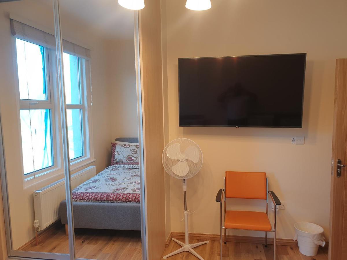 London Luxury Spacious 2 Bedroom Apartment 4 Mins From Ilford Stn. Free Parking Exterior foto