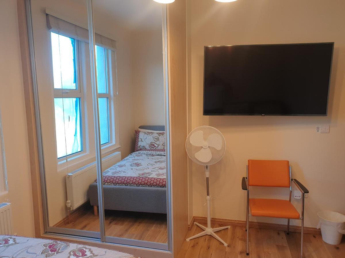 London Luxury Spacious 2 Bedroom Apartment 4 Mins From Ilford Stn. Free Parking Exterior foto